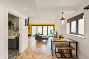 Chic Urban Haven with Double Bed House